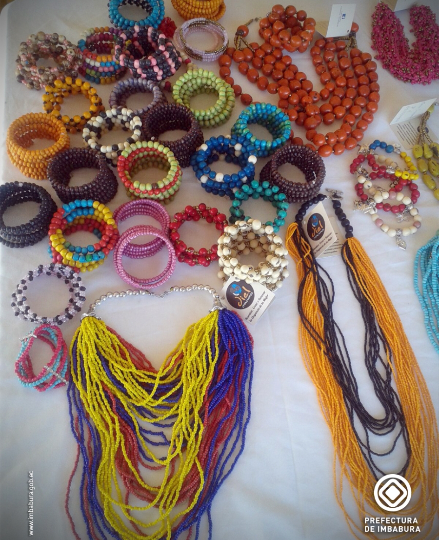 Coloridas artesanías elaboradas por hombres y mujeres en la parroquia Salinas del cantón Ibarra. Estos accesorios forman parte de un catálogo promocional. 