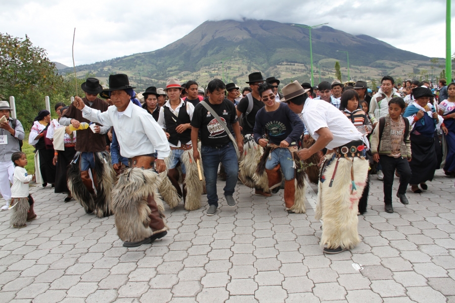 Recorrido de los danzantes por la avenida Camilo Ponce del Parque Ciudad Blanca de Ibarra.  