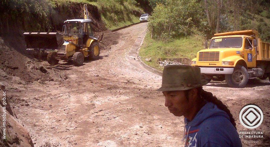 En la comunidad Cutambí de la parroquia Quichinche, el equipo caminero de la prefectura se encarga del mejoramiento vial.