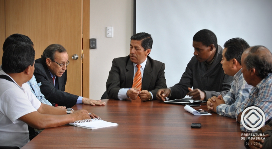 En la reunión mantenida el prefecto de Imbabura ratificó su afán de trabajar junto a la comunidad para solucionar los problemas que afectan al desarrollo del Valle del Chota.