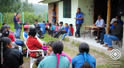 Técnicos de la Prefectura de Imbabura y del GAD Parroquial de Plaza Gutiérrez mantuvieron una reunión con los pobladores de Plaza Gutiérrez.