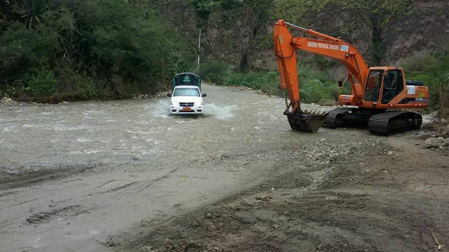 Maquinaria de la Prefectura de Imbabura habilitó el paso por el camino alterno entre Pimampiro y Sigisipamba, sector de la quebrada Guambi.