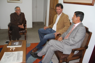 Reunión entre el prefecto Pablo Jurado y el Canciller de la Universidad de Otavalo, Plutarco Cisneros, para establecer acuerdos encaminados a facilitar información histórica. Está presente Carlos Merizalde, coordinador del Proyecto Geoparque Imbabura.
