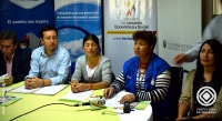 Autoridades y representantes de varias instituciones durante la firma del acuerdo.