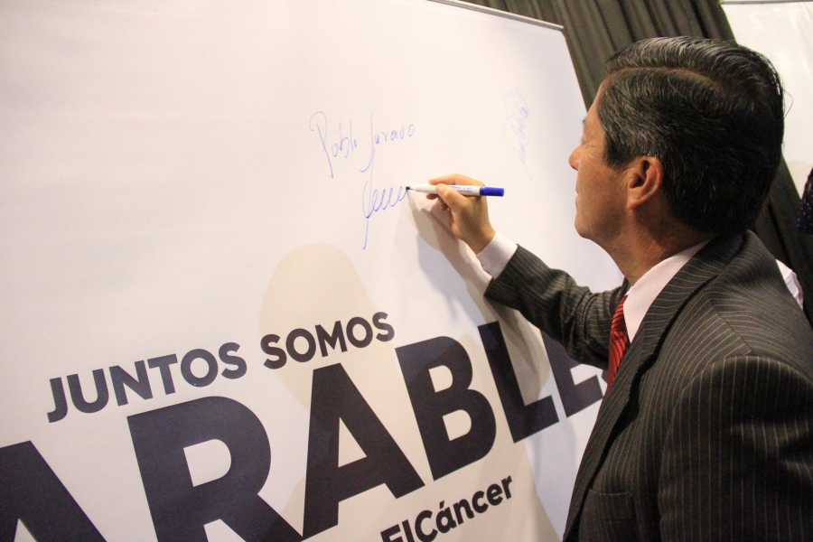 El prefecto de Imbabura, Pablo Jurado, firma su respaldo al Proyecto de Ley de Lucha Contra el Cáncer.
