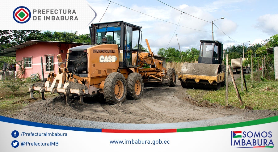 Maquinaria de la Prefectura de Imbabura trabajando en el mejoramiento de los caminos. 