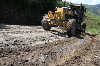 En la parroquia Peñaherrera, maquinaria de la Prefectura de Imbabura trabaja en la rehabilitación de los caminos.