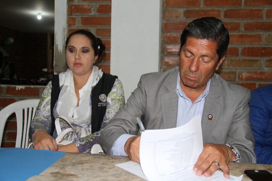 El prefecto Pablo Jurado firma el acto de entrega de los implementos de cocina a los emprendedores de la comunidad.