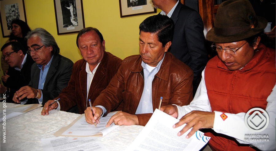 Las autoridades de los GAD de Imbabura y Pichincha firman el acuerdo para llevar a cabo un procedimiento amistoso para la delimitación definitiva entre las dos provincias.