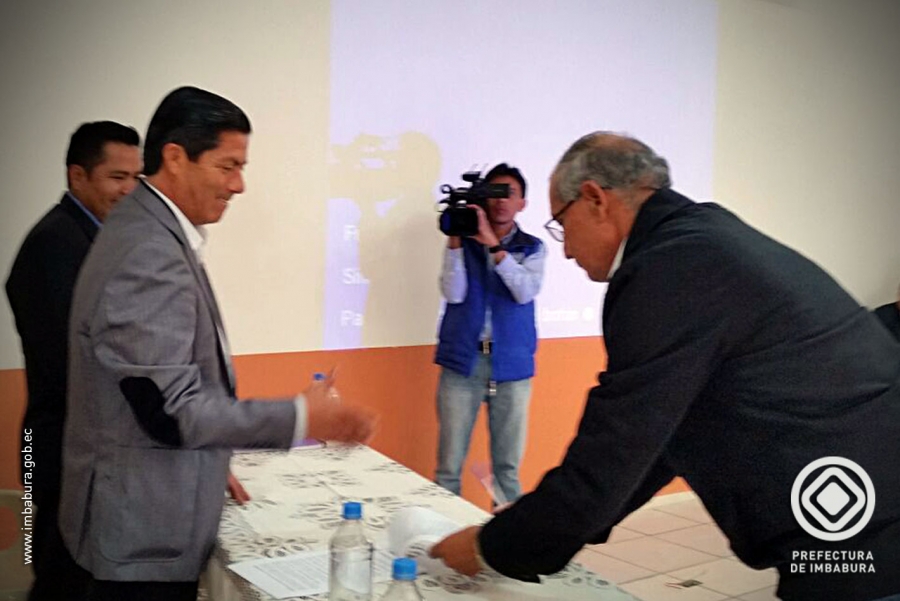 El prefecto de Imbabura, Pablo Jurado, firma el contrato para empezar con los trabajos de adoquinado de la calle.