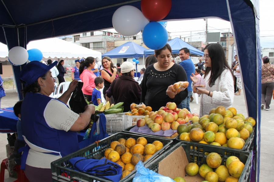 Los comerciantes de la feria semanal del barrio La Victoria de Ibarra disponen ahora de un espacio adecuado para poder cumplir con su trabajo.