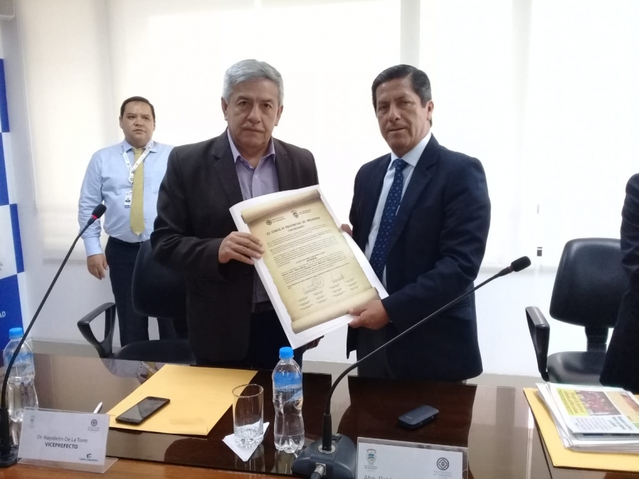 El viceprefecto Napoleón De La Torre entrega el reconocimiento al prefecto Pablo Jurado.