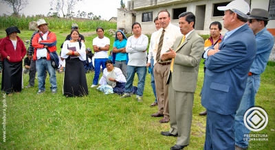 El prefecto de Imbabura, Pablo Jurado, y el alcalde de Otavalo, Gustavo Pareja, explican a los pobladores sobre el proceso de ejecución de obras en la parroquia.