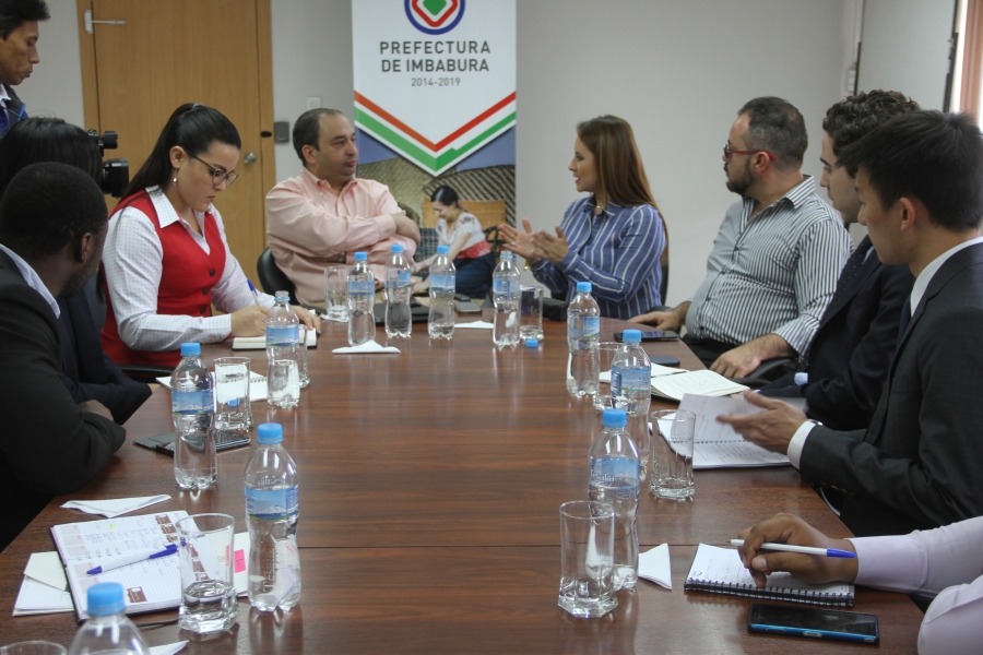 En la Prefectura fueron recibidos los estudiantes de la universidad extranjera. La viceprefecta María Gabriela Jaramillo y el representante de Pro Ecuador, Boris Mejía, dirigieron la conversación.
