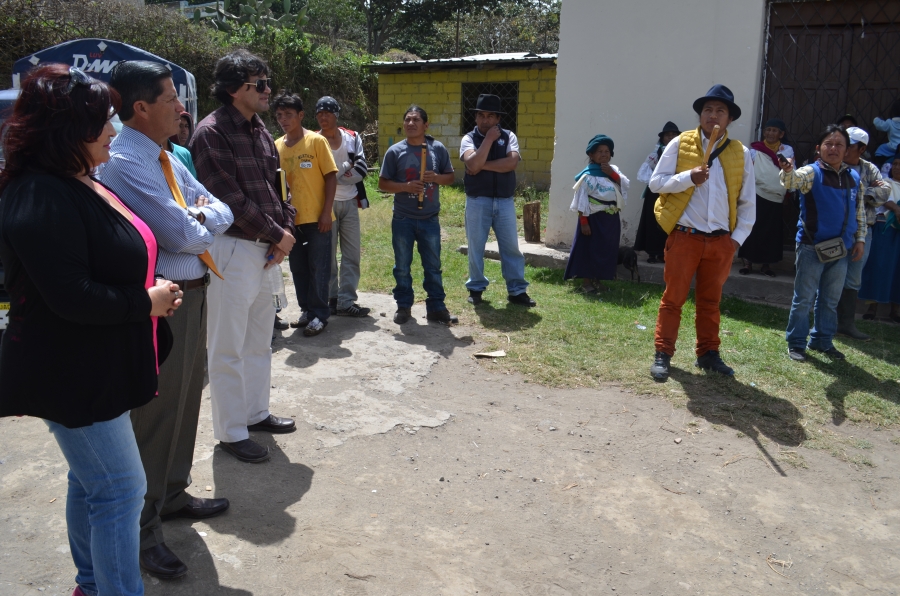 Autoridades de la Prefectura, municipios de Antonio Ante y Cotacachi en la comunidad Perafán en el acto en el que se firmó el convenio. 