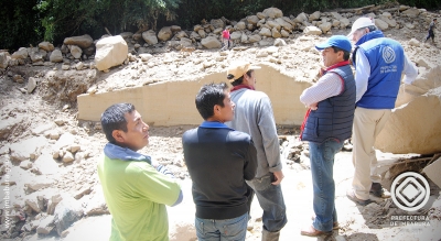 El prefecto de Imbabura, Pablo Jurado, recorre el sitio en donde se registró la destrucción de la vía y el puente.