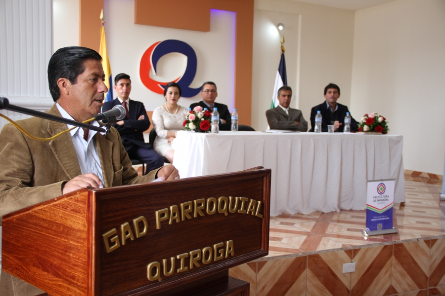 El prefecto de Imbabura, Pablo Jurado, interviene en la sesión conmemorativa del aniversario de creación de la parroquia Quiroga.