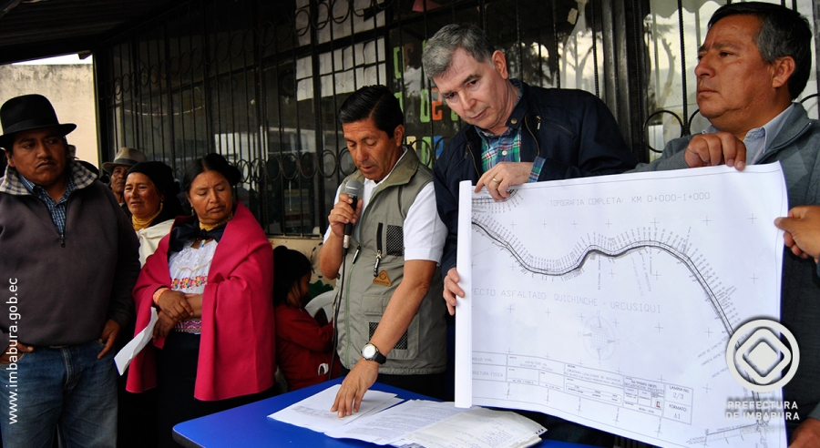 En la comunidad Achupallas, el Prefecto de Imbabura, Pablo Jurado, informa sobre el proyecto de asfaltado.