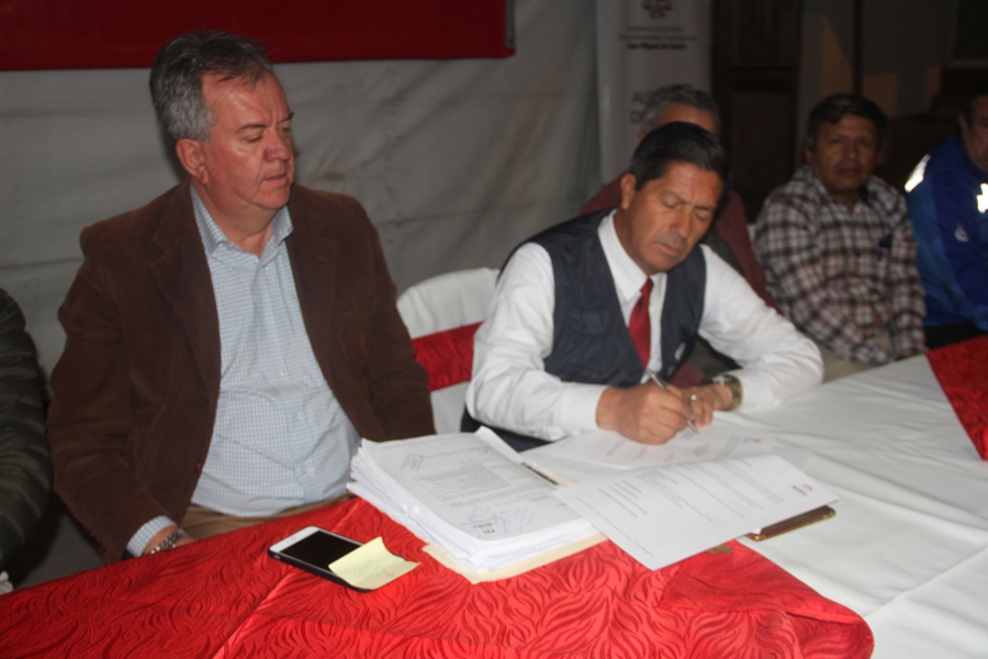 Autoridades durante la firma del convenio.