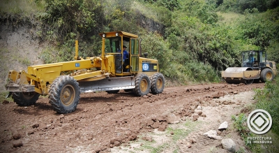 Maquinaria de la Prefectura trabajando en el mejoramiento de la carretera