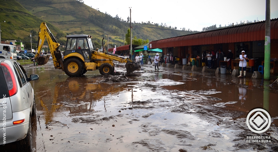 La maquinaria de la prefectura provincial intervino el pasado domingo en la limpieza de lodo y escombros en el poblado de Yahuarcocha. El desbordamiento de la quebrada Manzano Huaico provocó este hecho.