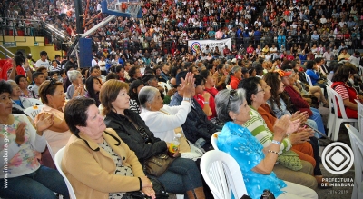 Más de cinco mil personas acudieron a presenciar el espectáculo artístico en honor a las madres.