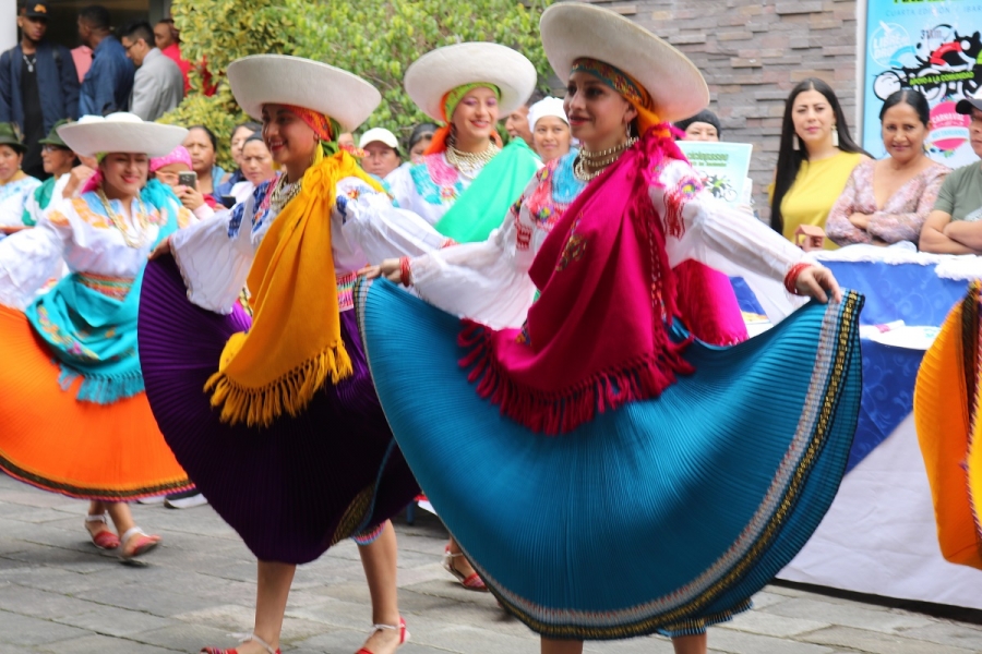 Con gran alegría se realizó la presentación oficial de la fiesta del carnaval en los patios de la Prefectura de Imbabura.