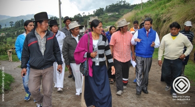 El prefecto de Imbabura, Pablo Jurado, durante el recorrido a la parroquia San Rafael de Otavalo.