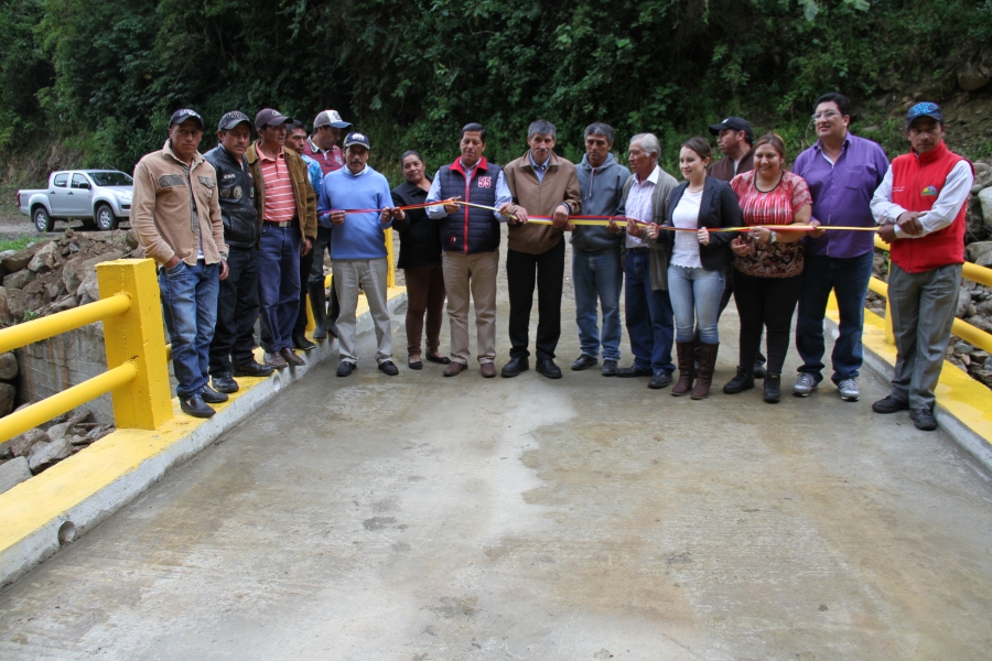 El prefecto Pablo Jurado; la viceprefecta María Gabriela Jaramillo; la presidenta del Gobierno Parroquial Gimena Chamorro y los moradores de La Floresta inauguran el tablero del puente. 