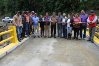 El prefecto Pablo Jurado; la viceprefecta María Gabriela Jaramillo; la presidenta del Gobierno Parroquial Gimena Chamorro y los moradores de La Floresta inauguran el tablero del puente. 