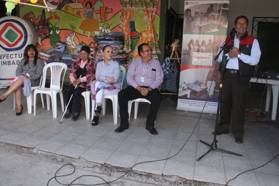 Autoridades de la Prefectura presentes en el acto de inauguración del centro.
