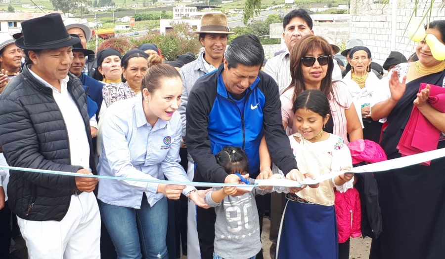 Acto de inauguración de la obra vial en Calpaquí. Intervienen las autoridades de la Prefectura, Gobierno Parroquial y pobladores.