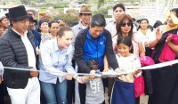 Acto de inauguración de la obra vial en Calpaquí. Intervienen las autoridades de la Prefectura, Gobierno Parroquial y pobladores.