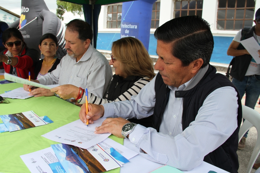 Autoridades de la Prefectura y Ministerio del Ambiente durante la firma de adhesión al Proyecto Geoparque.