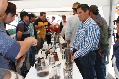 Durante su recorrido por esta parroquia, el prefecto de Imbabura, Pablo Jurado, se reunió con los productores de café.