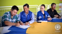 Las autoridades provinciales en la firma del convenio con el Presidente del GAD Parroquial de San Roque.