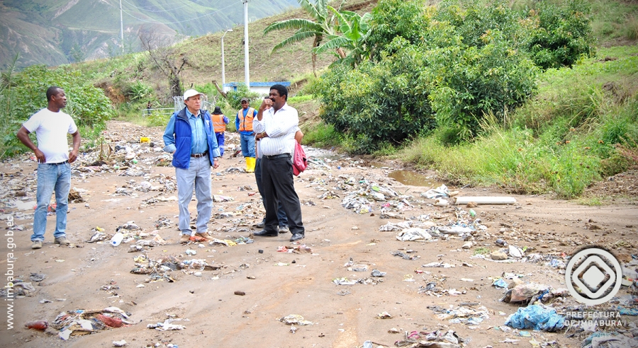 Pedro Loyo (centro), funcionario de la Prefectura, recorrió el sitio afectado por el desbordamiento de la acequia, con el objetivo de planificar las alternativas de ayuda.
