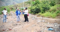 Pedro Loyo (centro), funcionario de la Prefectura, recorrió el sitio afectado por el desbordamiento de la acequia, con el objetivo de planificar las alternativas de ayuda.