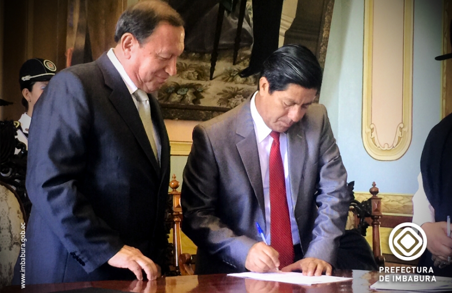 El alcalde de Otavalo, Gustavo Pareja, y el prefecto de Imbabura, Pablo Jurado, firman el convenio de concurrencia para proceder con la obra vial. 