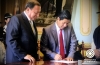 El alcalde de Otavalo, Gustavo Pareja, y el prefecto de Imbabura, Pablo Jurado, firman el convenio de concurrencia para proceder con la obra vial. 