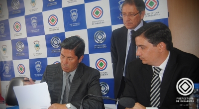 El Prefecto de Imbabura, Pablo Jurado, y el Residente Adjunto del PNUD, Nuno Queiros, firman el convenio marco.