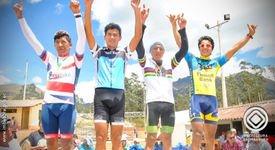 De izquierda a derecha, Javier López, triunfador de la carrera ciclística en la categoría élite. Lo acompañan Benjamín Quintero, Franklin Sandoval y Alfredo Terán, quienes ocuparon el segundo, tercero y cuarto puesto.