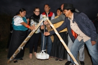 Las autoridades de la Prefectura, Municipio y Gobierno Parroquial participaron en la colocación de la primera piedra de la obra.