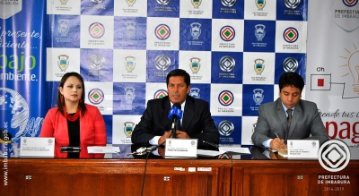El Prefecto de Imbabura, Pablo Jurado, informa sobre el desarrollo de la campaña. Lo acompañan la Viceprefecta María Gabriela Jaramillo y el Director de Desarrollo Económico y Gestión Ambiental, Christian Terán.