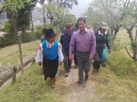 El prefecto Pablo Jurado camina junto a los habitantes de La Rinconada por uno de los caminos que necesita ser mejorado.