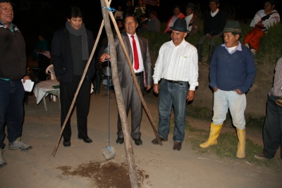 Pablo Jurado Moreno, prefecto de Imbabura realizó la colocación de la primera piedra en el Morlán
