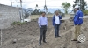 De izquierda a derecha, el prefecto de Imbabura, Pablo Jurado; el Gerente de la Empresa Pública Imbavial, Patricio Vaca; y, el Director de Infraestructura Física de la Prefectura, Wilson Terán, recorren esta vía para verificar el avance de los trabajos.