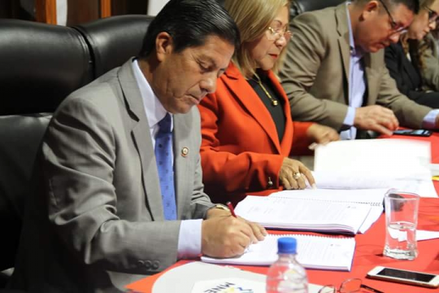Firma del acta de entrega de archivos y documentos de gestión de la MNE.