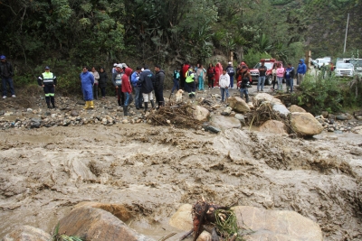 Debido a la lluvia, la quebrada Guambi registró un crecimiento en su caudal, provocando la destrucción del enlace vial entre Pimampiro y San Francisco de Sigsipamba.