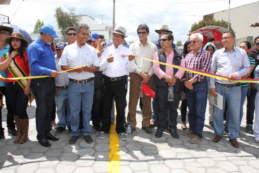 Inauguración del adoquinado y asfaltado de la vía entre la Unidad Educativa “Plutarco Cevallos” – La Portada – Barrio Domingo Savio.